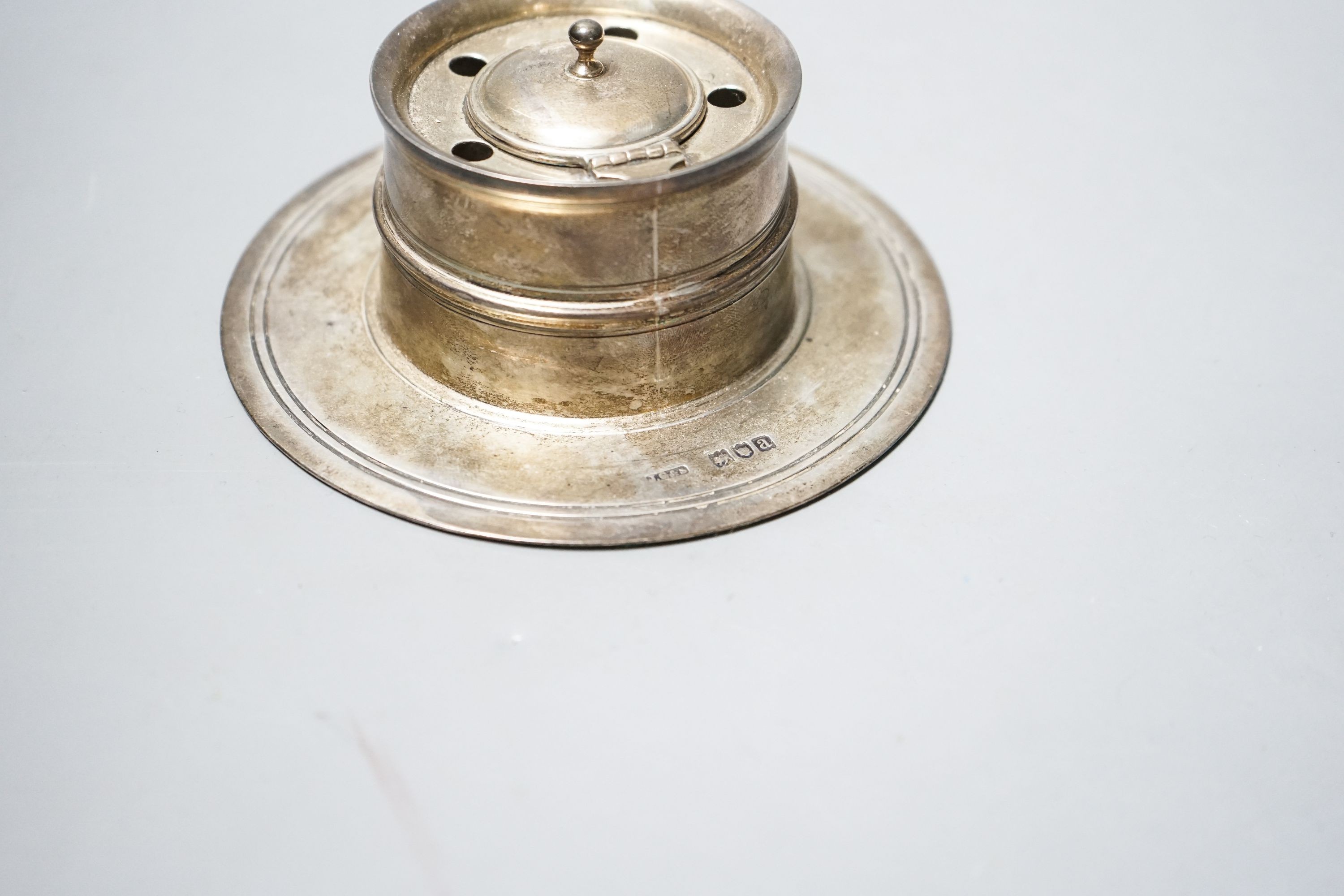 A late Victorian silver circular inkwell, John Grinsell & Sons, London, 1896, diameter 13.3cm, gross weight 11oz.